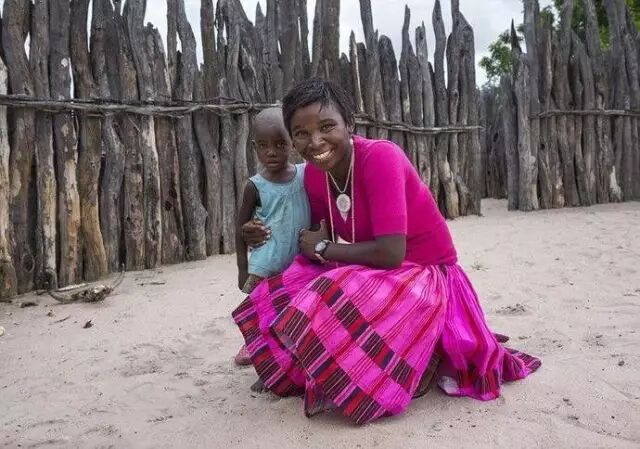 非洲女王很穷，连房子都是草做的……