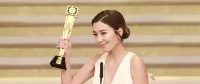 她曾在TVB颁奖典礼伴舞,看完这个你会知道为何上位做视后的是她