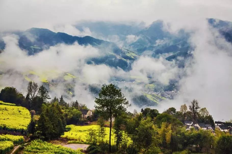 腾冲主要旅游景区有火山群国家公园,叠水河瀑布,北海湿地保护区,国殇