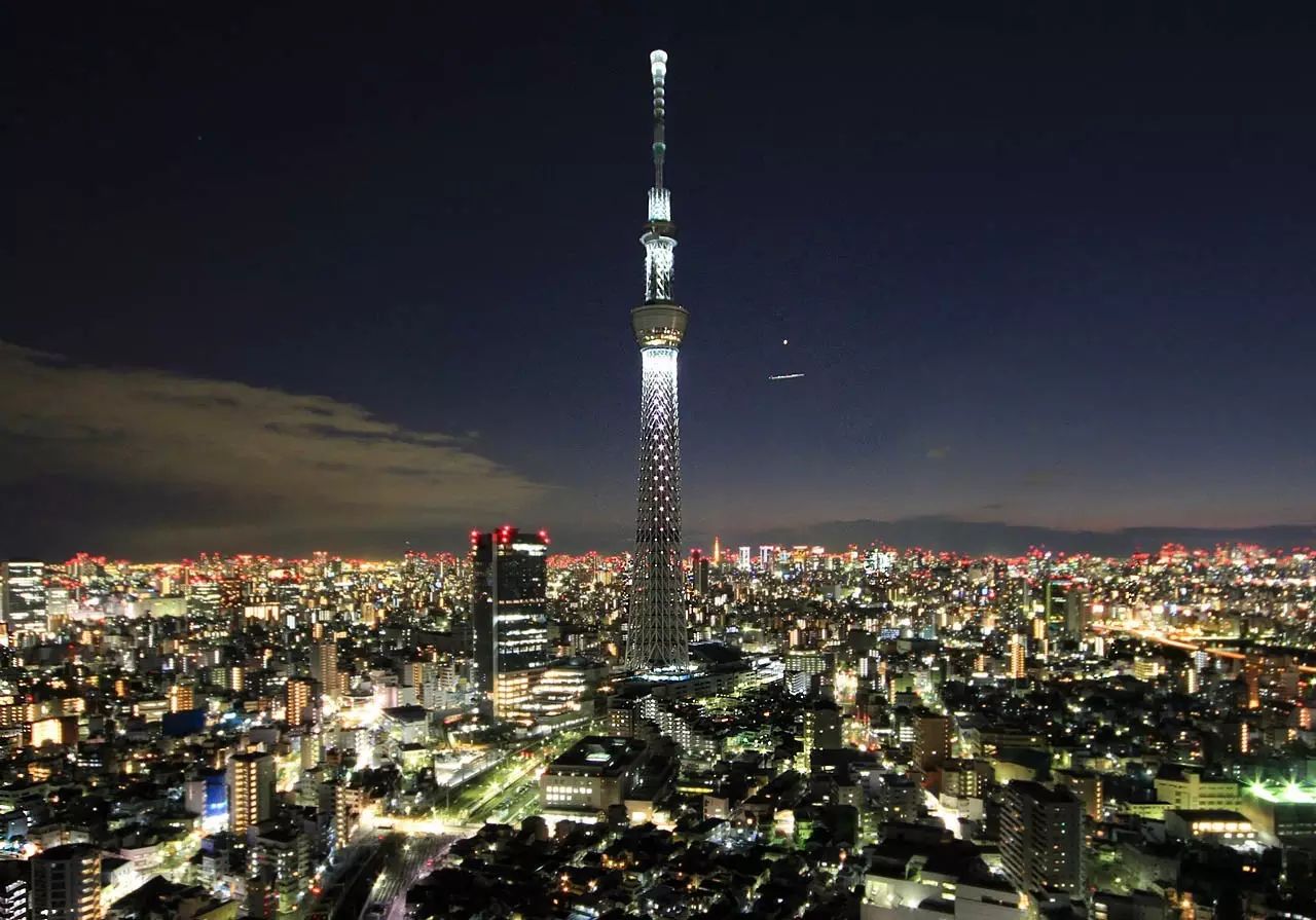 前往世界著名的日本第一高塔天空树,俯瞰东京夜色.