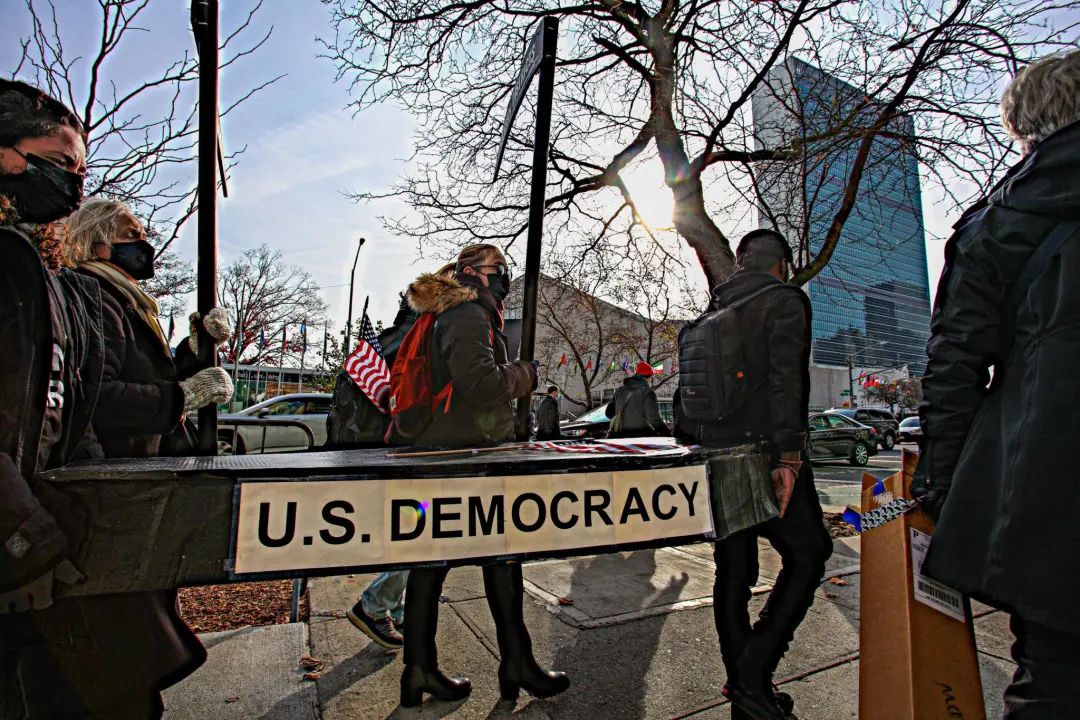 纽约民众在联合国总部前举办“葬礼”抗议美国民主已死
