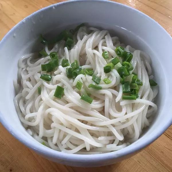 葱油拌粉干超香 和鱼汤简直绝配