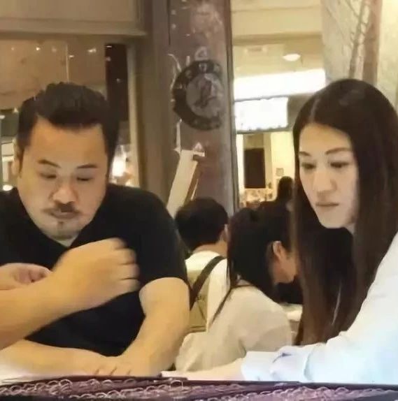 TVB金牌绿叶不到半年便计划结婚 与女友甜蜜逛婚纱展选婚戒