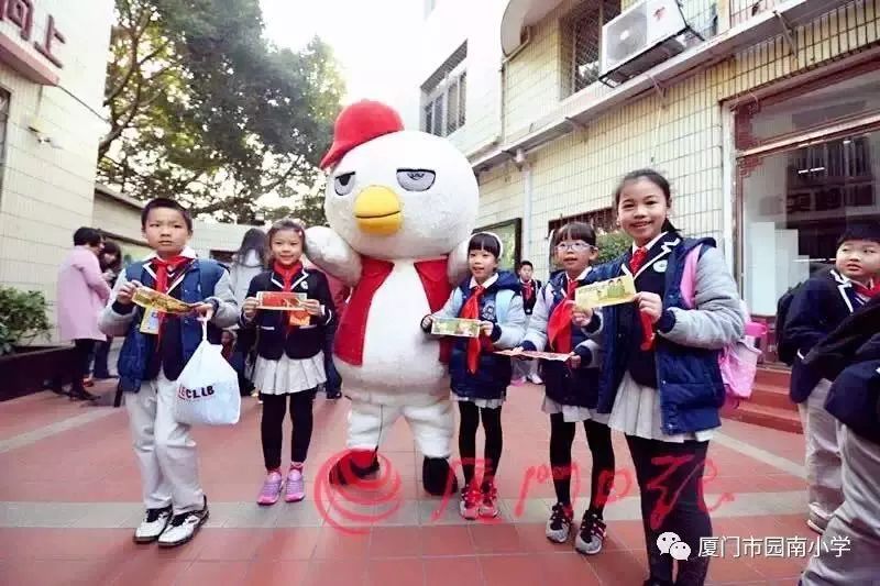 校长庄莉说,厦门的天气虽然不像北方那样天寒地冻,但是,一冷起来,也是