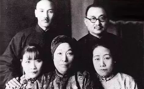 宋氏全家福 宋耀如曾这样评价他的爱妻:&ldquo;桂珍是生活在东方的坚强女性,她的伟大在于敢自己选择爱人,这在东方,在中国,简直是...