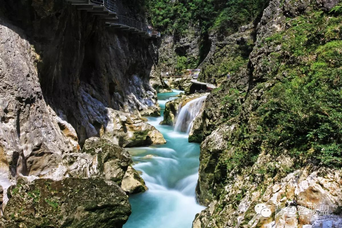 铜仁大峡谷的河水发源于凤凰腊尔山区科绒的苏麻河,经过盘信,苗王城后