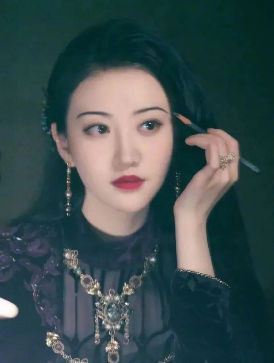 直到她把眉毛全部剃秃画上细细的柳叶眉……75尤其是景甜的"司藤眉"