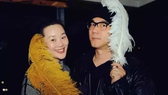 林依轮为妻子西华庆生 妻美子帅夫妻甜蜜拥吻