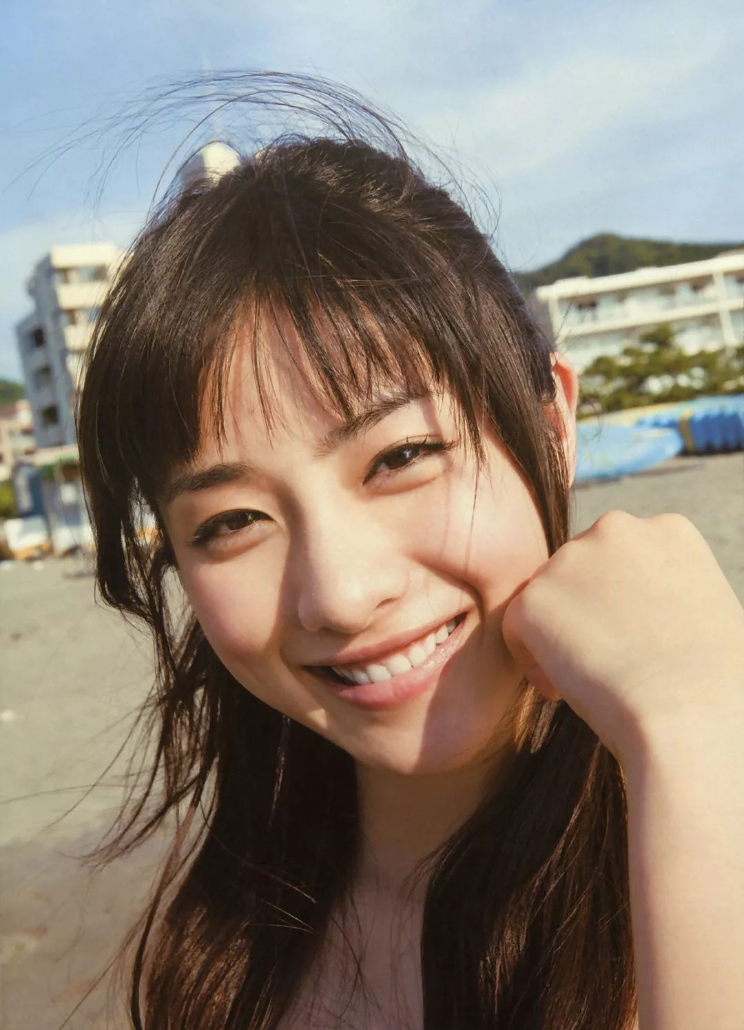 前不久,范宁小公举满20岁啦! 她笑起来好美啊,我每次看到都觉得好治愈。来欣赏一张今年5月德版的《时尚芭莎》大片~ 范宁小公举一笑,就露出一口整齐的大白牙,整齐又自然,再配上提气色的唇色,感觉世界突然变亮了~ 新垣结衣的笑容也很有感染力,小虎牙隐隐约约超级可爱,光看图就忍不住跟她笑起来~ 不知道你们发现没有,很多笑起来好看的人都有一个共同点:牙齿好看,干净自然,看起来很舒服。 以前在写整牙贴的时候,很多读者都说,特别想要一口整齐、白皙的牙齿,笑起来会更自信。确实是这样的,我自己现在就比以前更