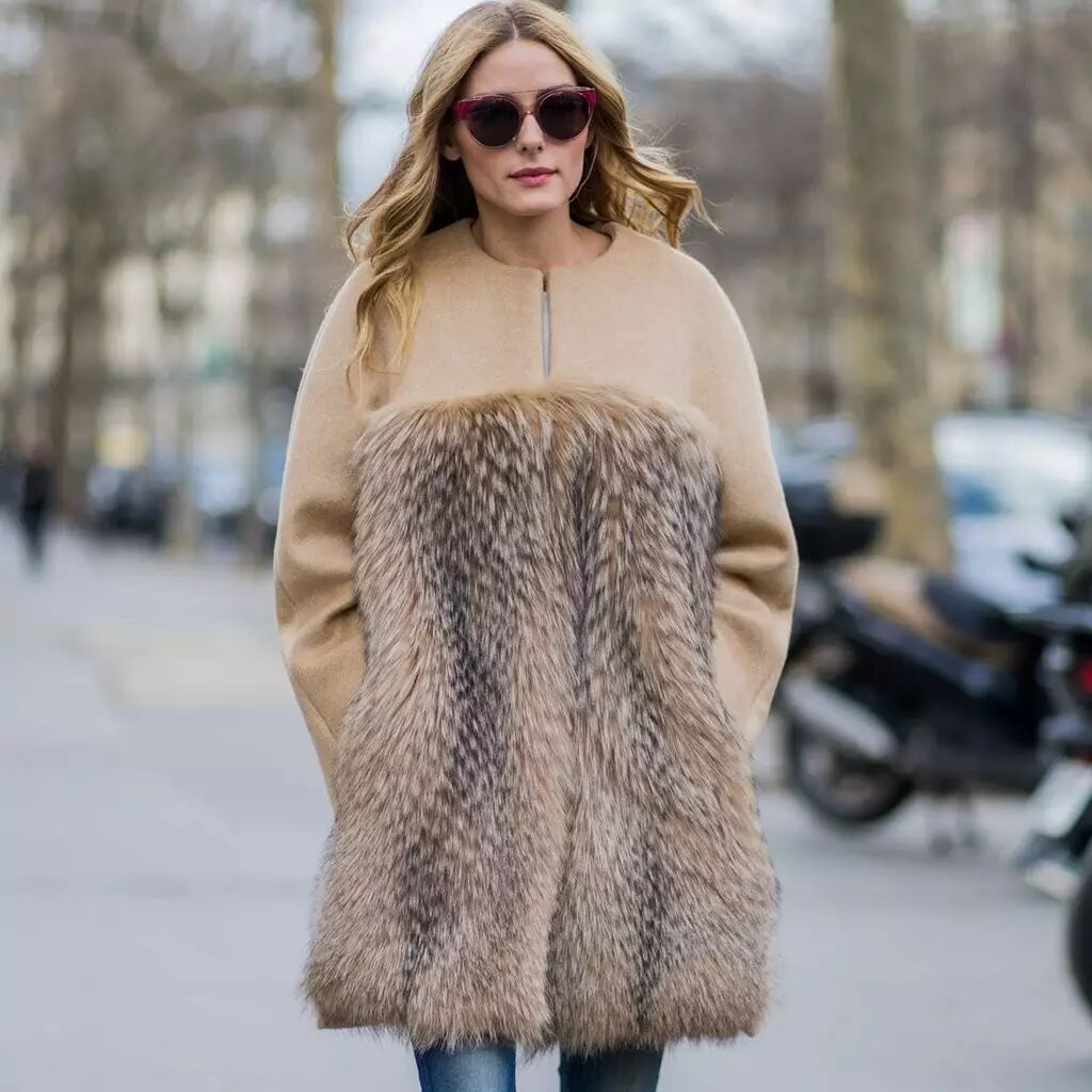 后来我发现，如果配上高领毛衣，瞬间能好看不少，人也挺拔了。▼