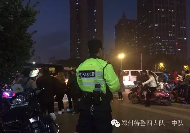 警察的背影