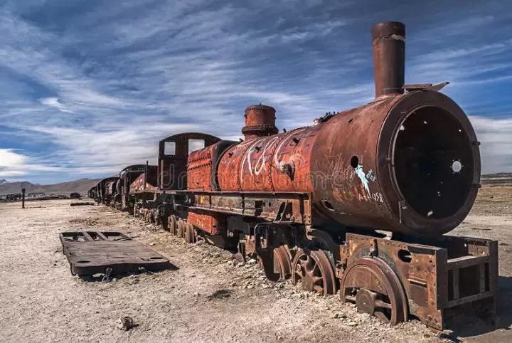 这些废弃的火车头好似从天而降,落在这荒凉的沙漠里 ,像极了科幻片里
