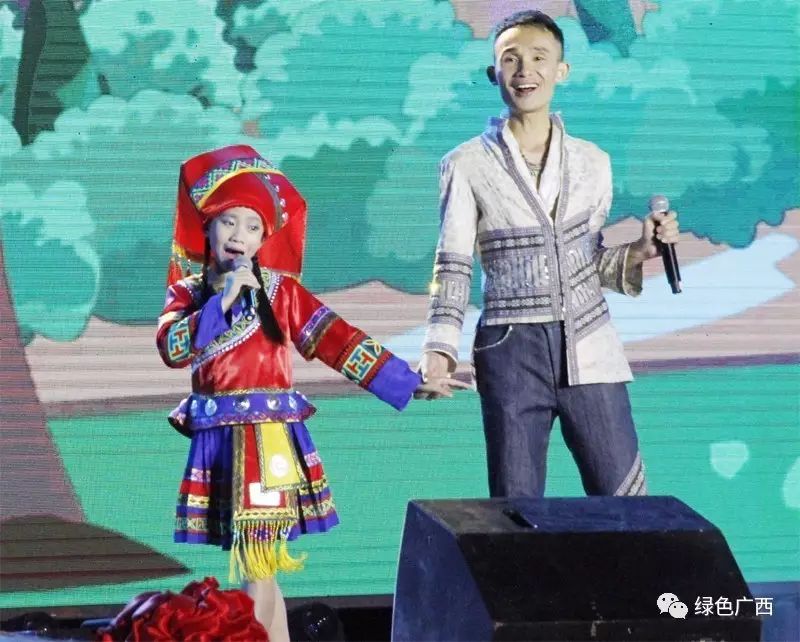 壮乡小阿信陆正信和壮族小姑娘陈慧琦演唱《壮锦飞舞.