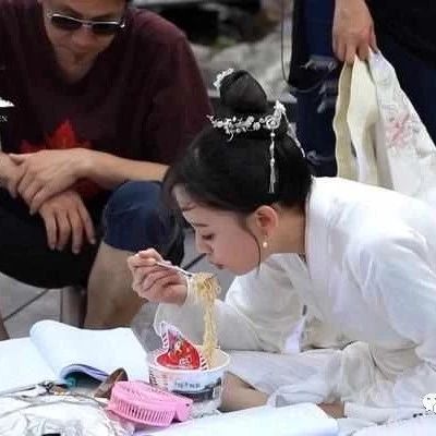 陈乔恩下戏头一低「猛嗑泡面」 放话:不再节食了!