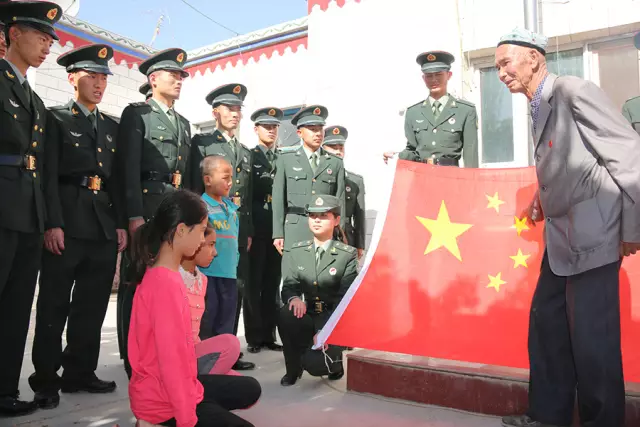 中吉边境维吾尔族护边员 坚持25年在家升国旗