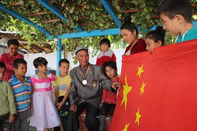 中吉边境维吾尔族护边员 坚持25年在家升国旗