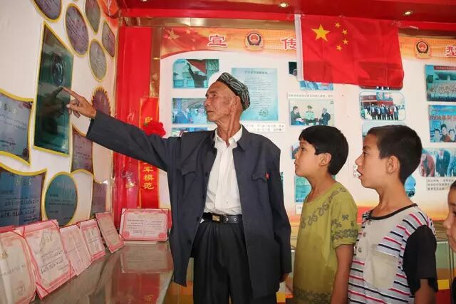 中吉边境维吾尔族护边员 坚持25年在家升国旗