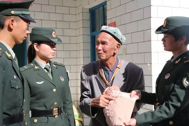 中吉边境维吾尔族护边员 坚持25年在家升国旗