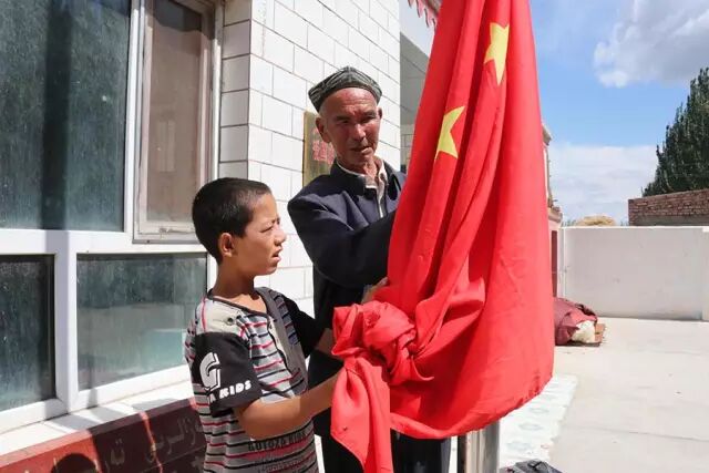 中吉边境维吾尔族护边员 坚持25年在家升国旗