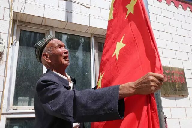 中吉边境维吾尔族护边员 坚持25年在家升国旗