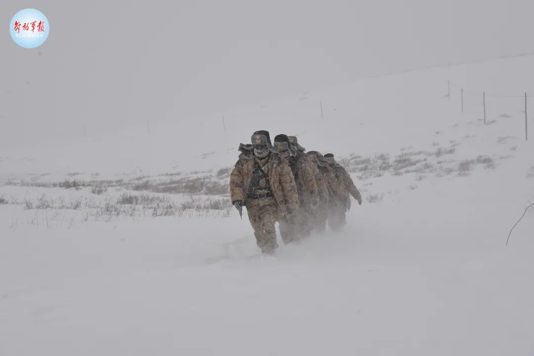 零下40℃，齐腰深的雪……致敬，边防线上“移动的界碑”!