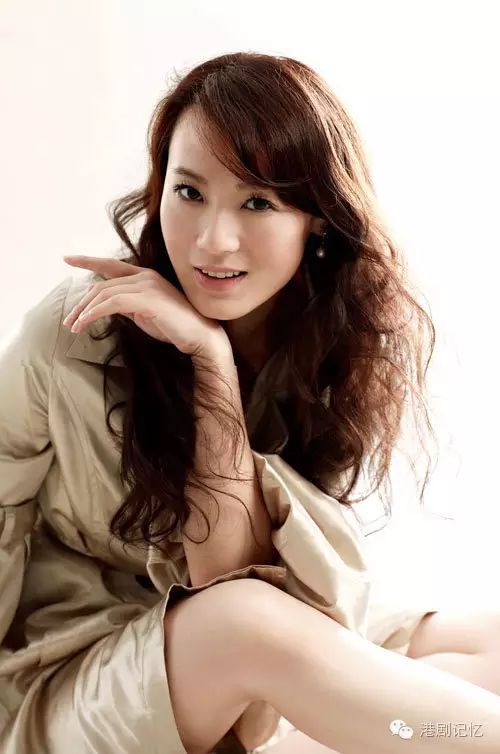 她在内地出生,堪称“金牌配角”,却在TVB以演心狠手辣反派走红,45岁至今仍单身