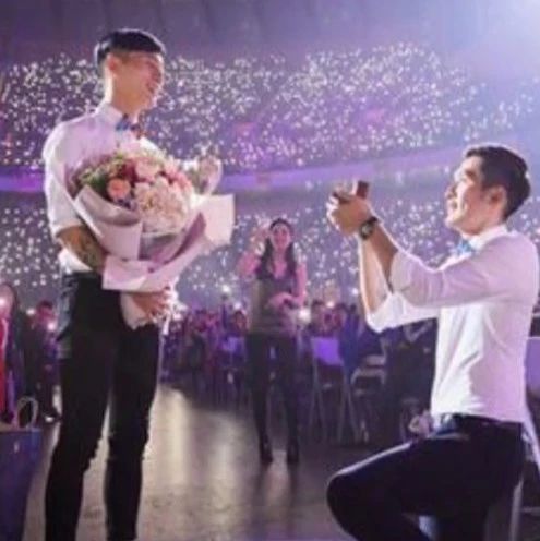 蔡健雅演唱会见证男男的婚姻 两人现场拥抱接吻