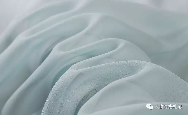 大部分乔其纱的厚度都会在10mm以下，为的就是凸显这种轻薄感。单层的乔其纱上身效果大概会是这个状态，透视性超强：&nbsp;