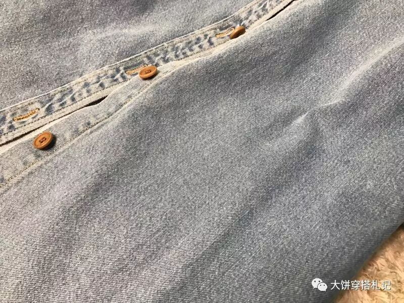 &nbsp;同样也正是因为纯棉牛仔的这种硬朗特点，它可以用来打造休闲的学院风或者是中性装扮，其休闲属性也会比较强。