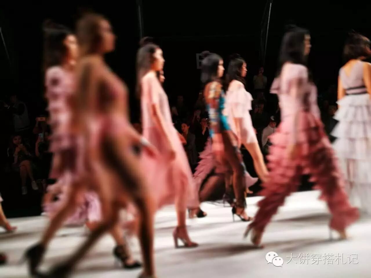 好啦，然后饼穿的是也是Tudoo提供的连衣裤搭配的皮衣，真的是一身黑到底。