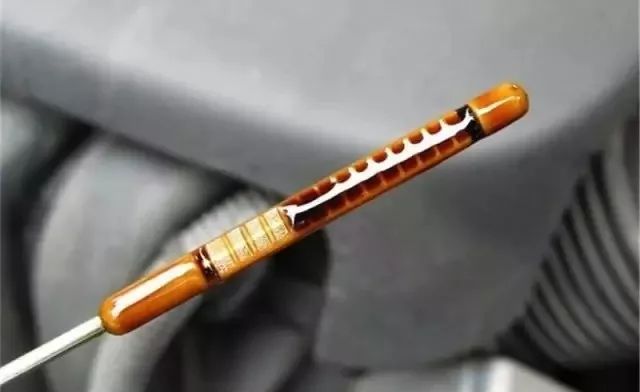 随着人们对自己汽车的了解,润滑油品牌的增多,可选择的余地越来越大。很多车主在挑选润滑油时都有一些误区,大概可归纳为两点:润滑油级别(标号)越高越好;越是名牌越好。但其实大可不必。 先说说润滑油的级别即品质分类问题。 目前,润滑油的分类体系以美国石油协会(API)品质分类系统使用最为广泛。它根据润滑油的工作能力,采用简单的代码来描述。 S类用于汽油发动机,从SA到SJ,每递增一个字母,润滑油的性能就会好一点,这之中就会有更多用来保护发动机的添加剂。 选用汽车润滑油主要根据发动机的压缩比、曲轴箱是