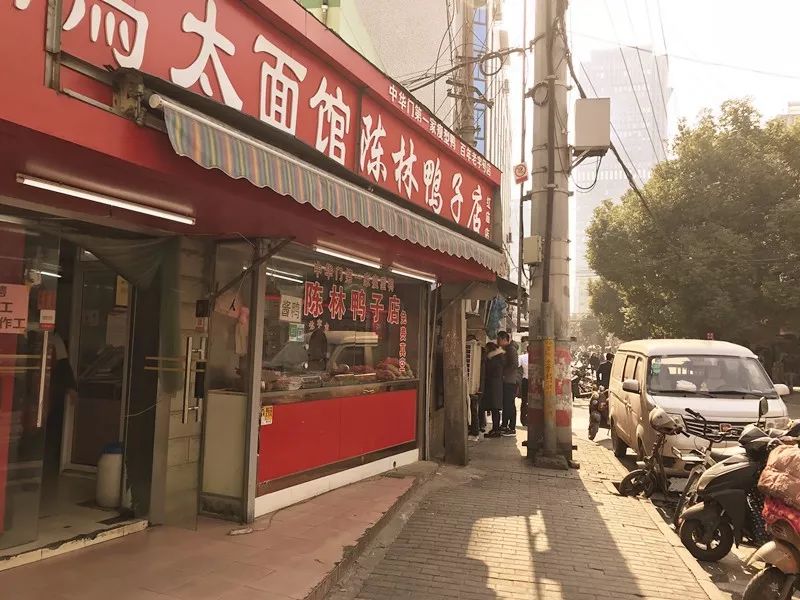 3 据说是红庙附近生意最好的一家卤菜店,玻璃窗内的档口总是明晃晃的