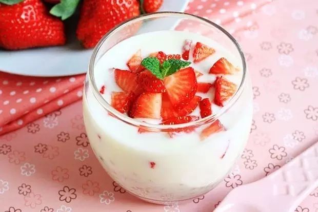 酸奶草莓奶昔
