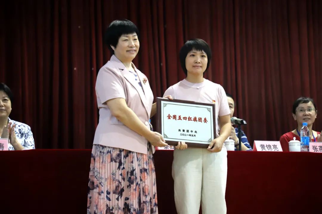 黎红英参加市技师学院市机械技工学校教师节庆祝大会并讲话