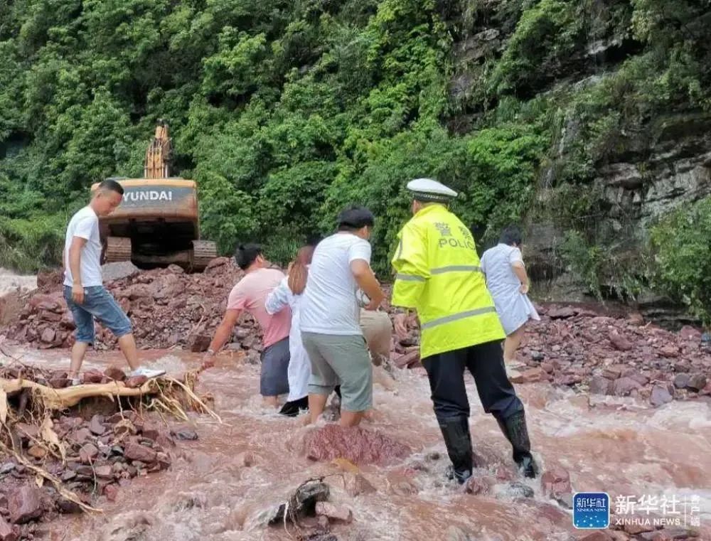 南方暴雨持续引发洪灾，令人揪心……