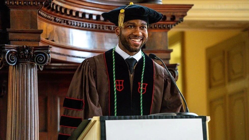 布朗大学医学院2023优秀毕业生毕业演讲：如何成为更好的自己