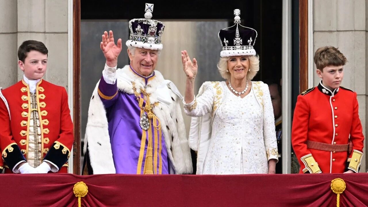 “70年太子”查尔斯正式加冕封王，2小时回顾英伦最强仪式感！