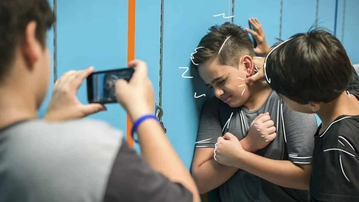 山西13岁男孩被逼吃粪便！推荐你看这部国外“校园霸凌”电影！