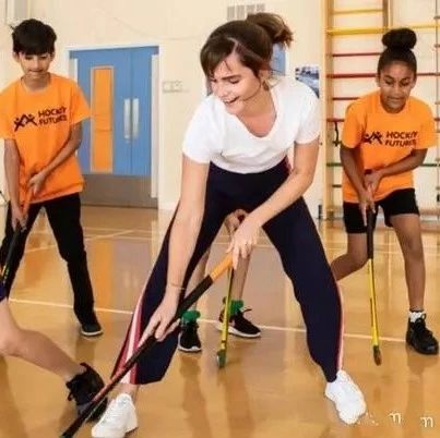 英伦女神艾玛沃特森与小学生一起玩曲棍球,网友:完全的逆生长(附视频)