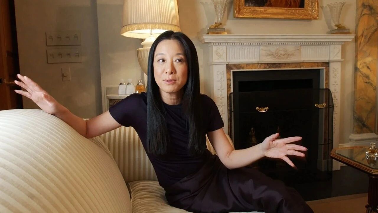 拒绝年龄焦虑！74岁婚纱女王王薇薇，头发浓密，身材似少女！