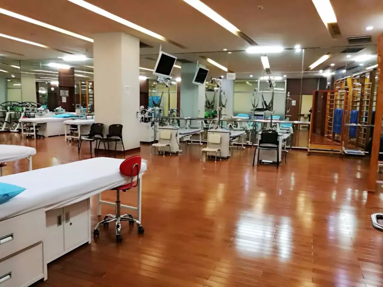 物理治疗部:为患者"量身定制"港式康复方案
