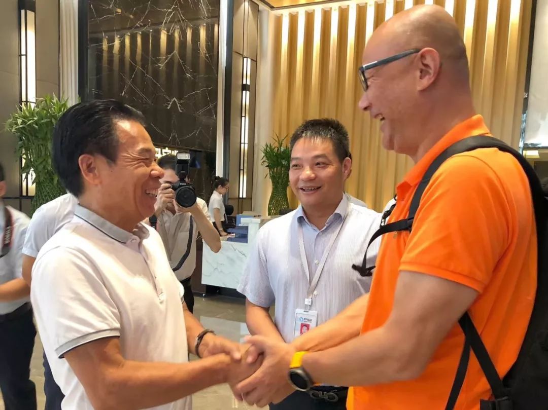 集团董事长赖松谷与中国砂石骨料网董事长李华亲切握手.