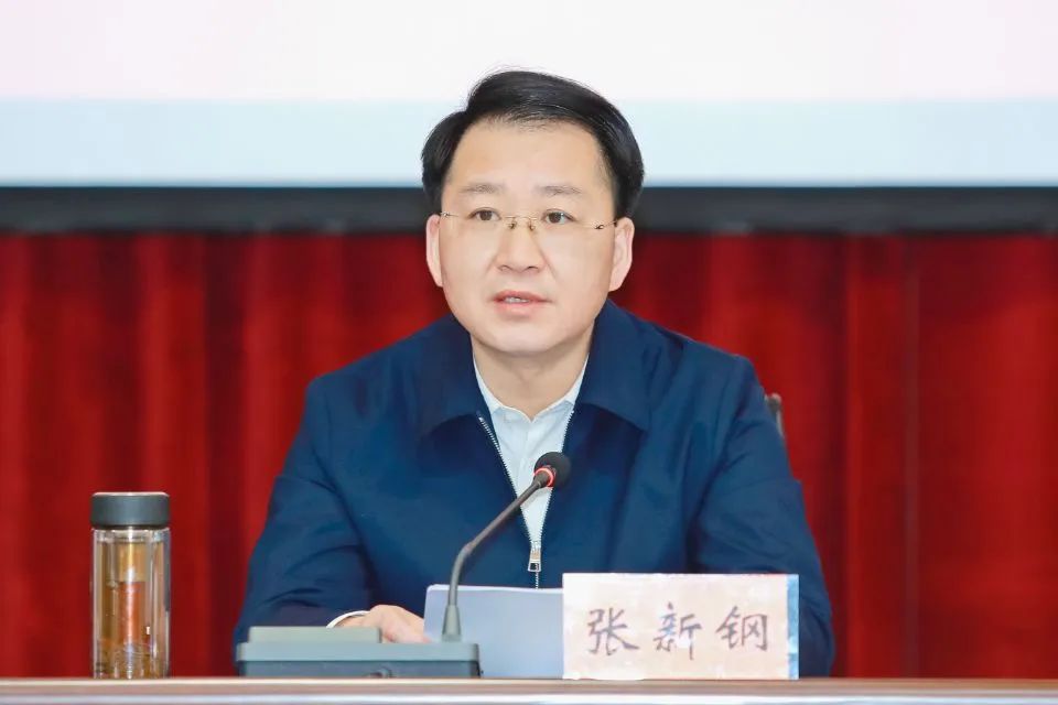 张新钢在党课中指出,学习宣传贯彻党的二十大精神是