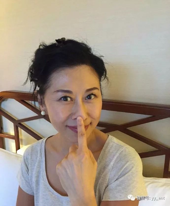 56岁叶倩文和70岁林子祥生活近照,中年发福幸福胖,儿孙满堂!