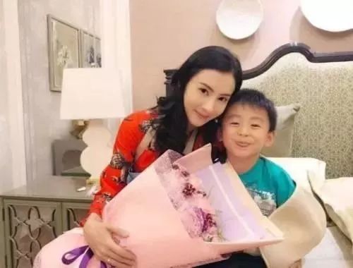 张柏芝给8岁小儿子染了一头紫发,被网友质疑教育有问题!