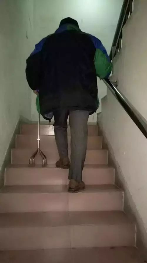电梯坏了,老人只能爬楼梯