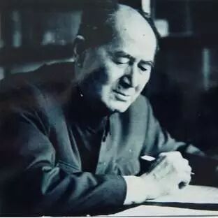 　　徐迟，中国现代著名作家，诗人，评论家，翻译家，在报告文学领域做出了突出贡献，被誉为“中国报告文学鼻祖”。徐迟代表作有《哥德巴赫猜想》《地质之光》《祁连山下》《生命之树常绿》等，其中《哥德巴赫猜想》与《地质之光》获中国优秀报告文学奖。 　　南浔是徐迟的故乡，位于浙江省湖州市南浔区，地处江浙沪两省一市交界处，是一个自然风光优美、人文底蕴深厚的江南古镇，素有“文化之邦”和“诗书之乡”之称。徐迟晚年曾创作自传体长篇小说《江南小镇》，抒发他对故乡南浔的热爱和眷恋。