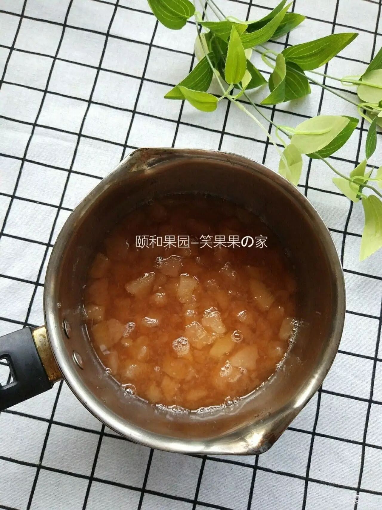 制作过程: 装到密封罐,放入冰箱,随用随拿,作为果酱配面包吃也很赞哦