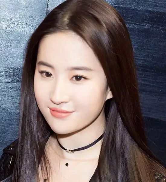 林允虽然也是中分"黑长直",但比起温柔性感,林允更加的甜美可人.