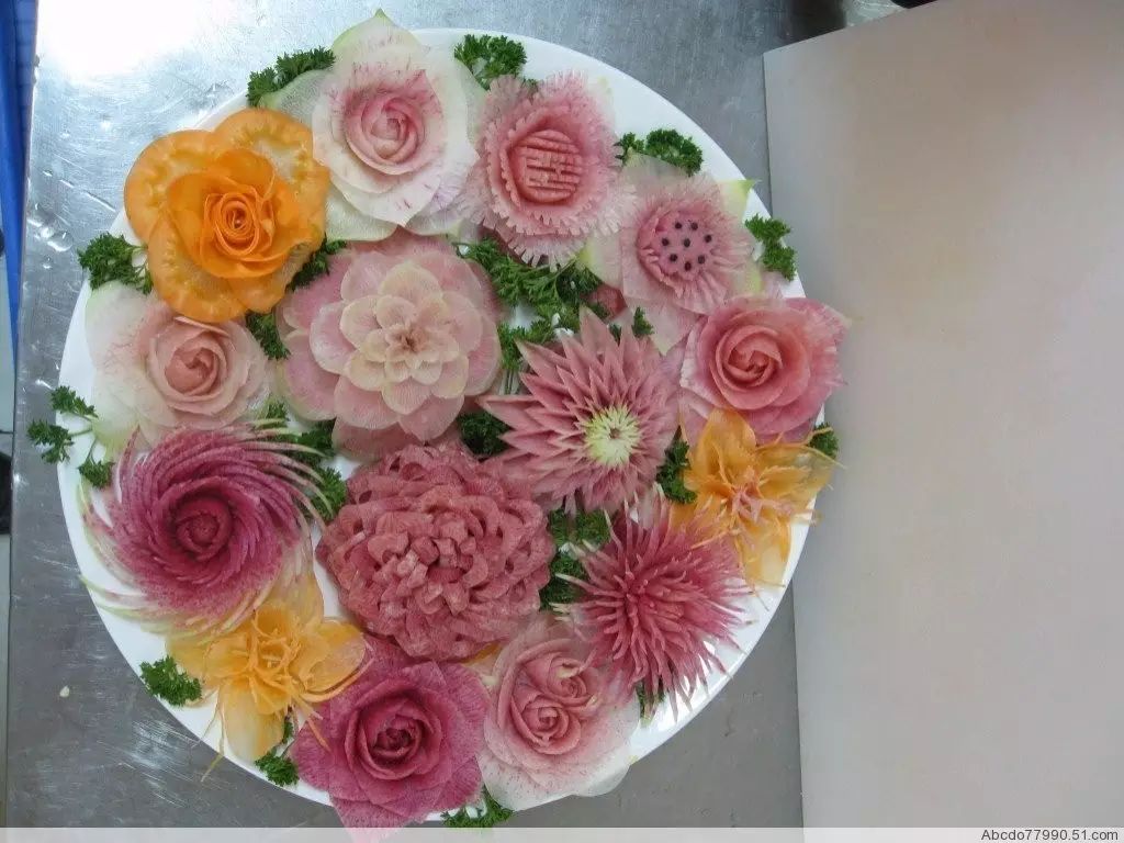 com日本也有类似的萝卜雕花,一般是雕成菊花形,不过手艺潮了点,不及